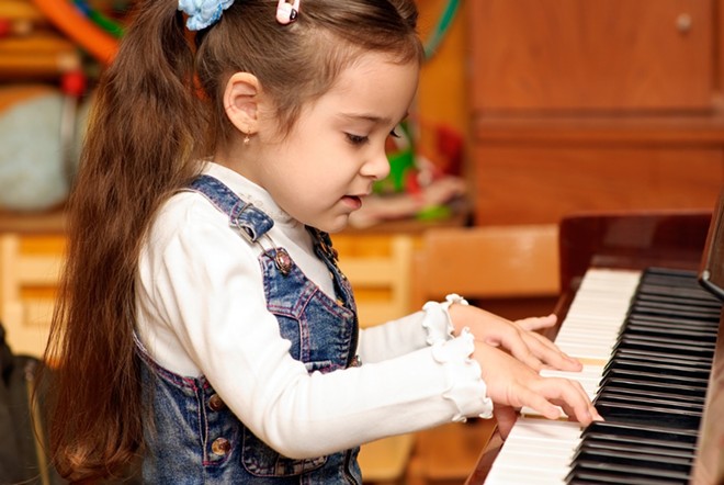 0996e988_girl-plays-piano-picture-id93390189.jpg