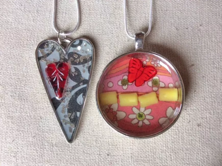heart_and_round_resin_necklaces.webp