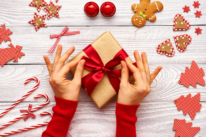 female-hands-on-christmas-gift-pvd697h-_1_.png