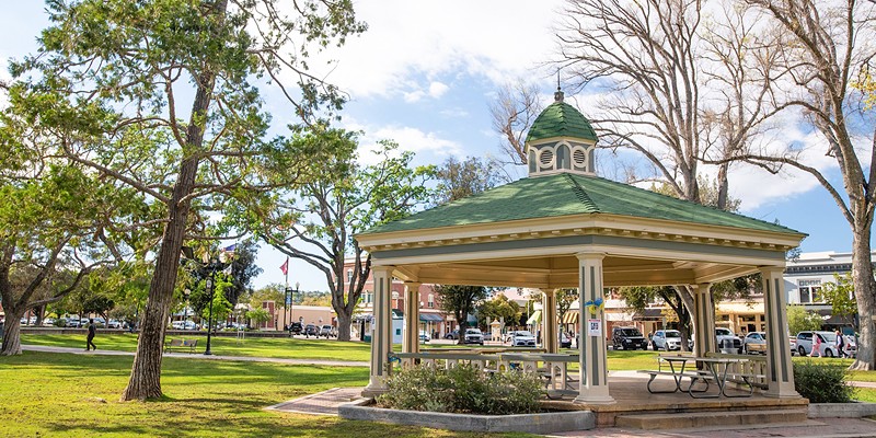 GRAB YOUR POOP BAGS Paso Robles City Council lifted a rule restricting dogs in city parks, allowing dogs to be leashed in parks like the one downtown and requiring owners to clean up after their animals.